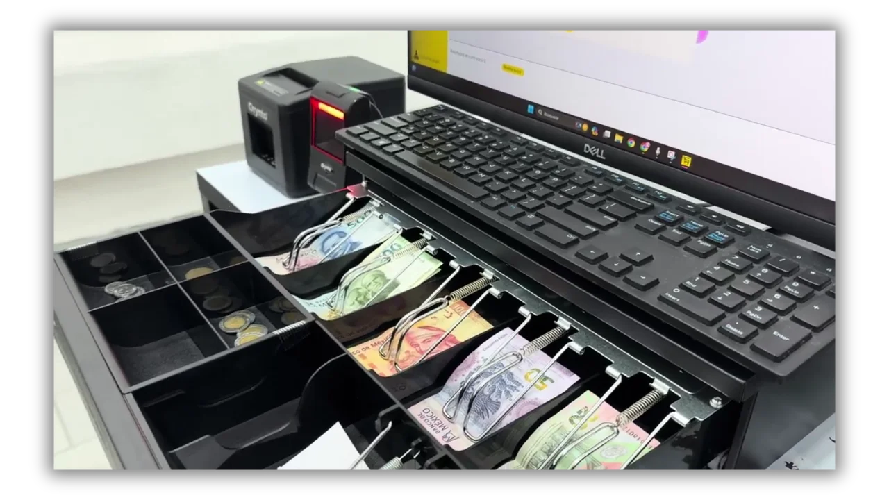 Cajón de dinero abierto mostrando billetes y monedas